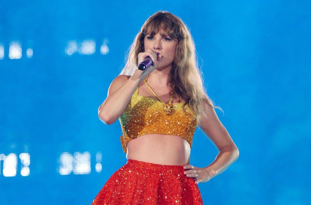 03-Night-Four-Of-Taylor-Swift-_-The-Eras-Tour-Paris-France-orange-billboard-1548.jpg