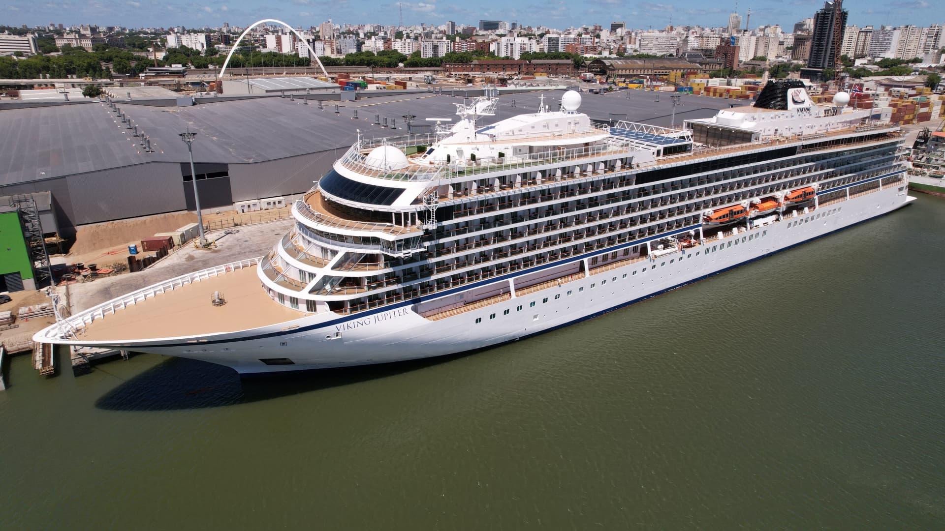 After the market debut of the cruise line operator, Viking shares rise more than 10%