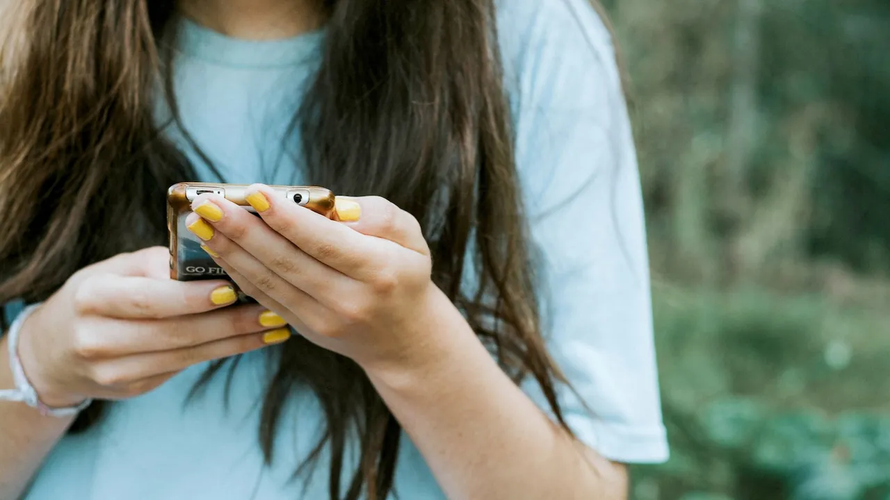 teen-phone_1749607401.webp