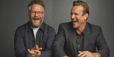 Seth Rogen and Jason Segel relive the 27-year-old story of smoking before "The Matrix," watching him naked while peeing next to Scorsese and being photographed by Harrison Ford